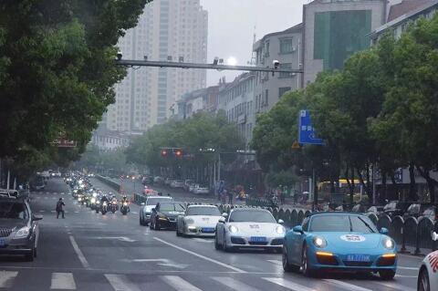 High爆!现代酷炫汽摩特技与中国古典建筑的大碰撞